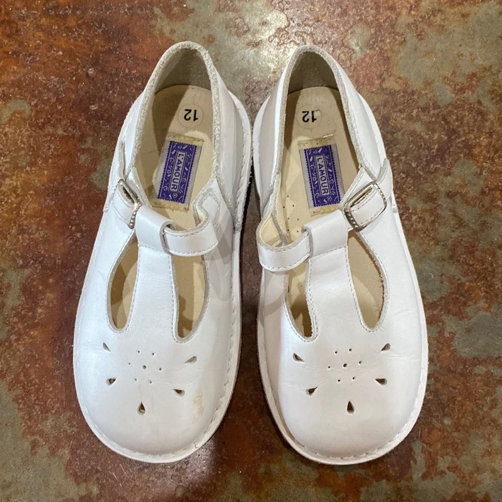 EUC. White leather lamour t-strap dress shoe